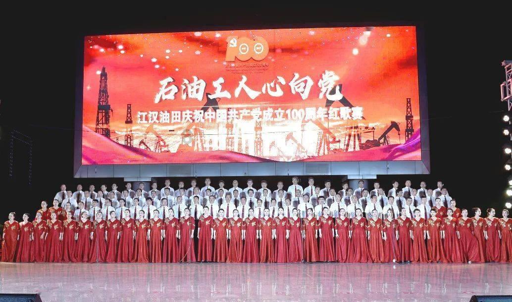 暖心小伙为街头执勤女警送上热奶茶,女警反应也很暖心!