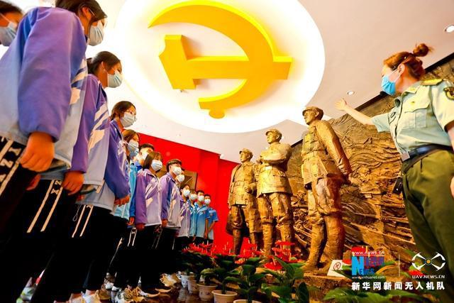 如何看待哪些穷还乱花钱的人？游戏画面