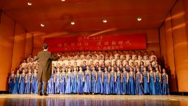 金毛夫妇上演秀恩爱 这狗粮吃得我心服口服