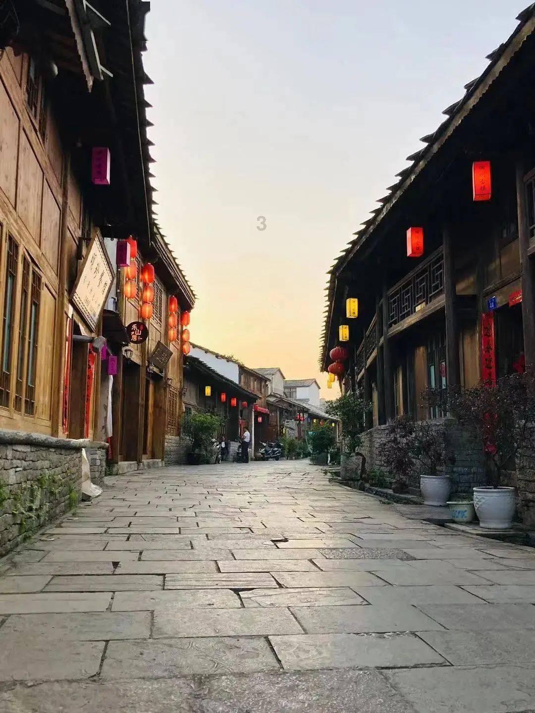 同景新能源盘中异动 早盘股价大跌5.10%