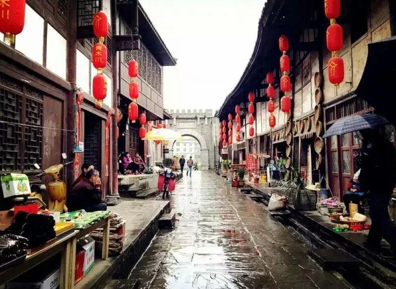 别装了《繁花》,其实就是一个男人跟四个女人暧昧纠葛的故事